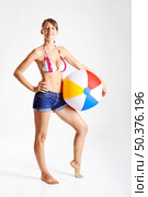 Beautiful young woman posing in bikini with a beach ball. Стоковое фото, агентство Ingram Publishing / Фотобанк Лори