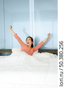 Portrait of a beautiful woman on a bed waking up. Стоковое фото, агентство Ingram Publishing / Фотобанк Лори