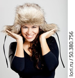 Adorable young woman smilling and wearing a fur hat. Стоковое фото, агентство Ingram Publishing / Фотобанк Лори