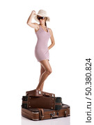 Portrait of a beautiful happy young woman standing over the baggage. Стоковое фото, агентство Ingram Publishing / Фотобанк Лори