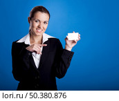 Portrait of a beautiful and young businesswoman holding a business card. Стоковое фото, агентство Ingram Publishing / Фотобанк Лори