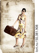 Beautiful fashion woman posing with a vintage suitcase. Стоковое фото, агентство Ingram Publishing / Фотобанк Лори