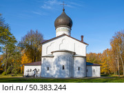 Собор Державной иконы Божией Матери в Гдовской крепости золотой осенью. Псковская область. Стоковое фото, фотограф Виктор Карасев / Фотобанк Лори