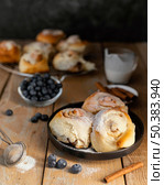 cinnamon rolls blueberries high angle. Стоковое фото, агентство Ingram Publishing / Фотобанк Лори