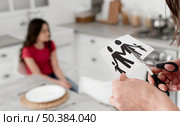close up parent cutting paper family with scissors. Стоковое фото, агентство Ingram Publishing / Фотобанк Лори