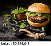 high angle bacon burger with salad. Стоковое фото, агентство Ingram Publishing / Фотобанк Лори