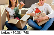 joyfull couple packing things cardboard boxes. Стоковое фото, агентство Ingram Publishing / Фотобанк Лори
