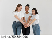 medium shot women expressing inclusion. Стоковое фото, агентство Ingram Publishing / Фотобанк Лори