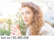 modern woman drinking coke. Редакционное фото, агентство Ingram Publishing / Фотобанк Лори