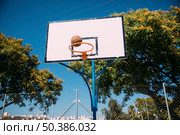 basketball falling into hoop blue sky. Стоковое фото, агентство Ingram Publishing / Фотобанк Лори