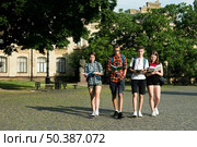 group highschool students reading while walking. Стоковое фото, агентство Ingram Publishing / Фотобанк Лори