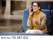 medium shot happy woman sitting. Стоковое фото, агентство Ingram Publishing / Фотобанк Лори