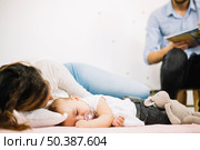 mother sleeping floor with baby. Стоковое фото, агентство Ingram Publishing / Фотобанк Лори
