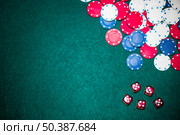 overhead view red dices casino chip green poker table. Стоковое фото, агентство Ingram Publishing / Фотобанк Лори