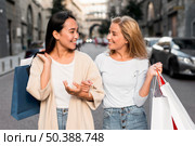 two women out city going shopping spree. Стоковое фото, агентство Ingram Publishing / Фотобанк Лори