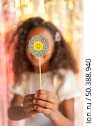 young pretty girl festive party with lollipop. Стоковое фото, агентство Ingram Publishing / Фотобанк Лори
