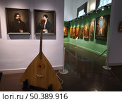 Балалайка и портреты в художественном музее. Редакционное фото, фотограф Мария Сергеева / Фотобанк Лори