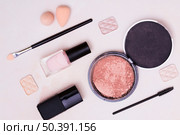 blender sponge makeup brush eyeshadow compact face powder pink background. Стоковое фото, агентство Ingram Publishing / Фотобанк Лори