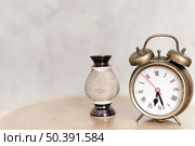 close up clasic alarm clock nightstand. Стоковое фото, агентство Ingram Publishing / Фотобанк Лори