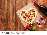 flat lay romantic dinner table with pizza. Стоковое фото, агентство Ingram Publishing / Фотобанк Лори