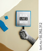 hand holding black lives matter sign. Редакционное фото, агентство Ingram Publishing / Фотобанк Лори