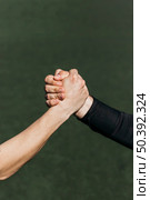 handshake football field. Стоковое фото, агентство Ingram Publishing / Фотобанк Лори
