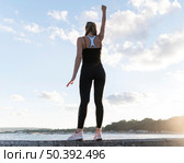 low angle woman standing victorious way. Стоковое фото, агентство Ingram Publishing / Фотобанк Лори