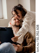 medium shot smiley woman holding man. Стоковое фото, агентство Ingram Publishing / Фотобанк Лори