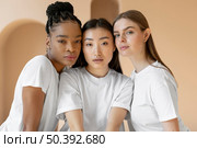 multicultural women posing medium shot. Стоковое фото, агентство Ingram Publishing / Фотобанк Лори