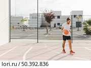 portrait baskeball player standing court. Стоковое фото, агентство Ingram Publishing / Фотобанк Лори