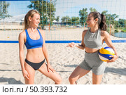 two female volleyball players beach with net. Стоковое фото, агентство Ingram Publishing / Фотобанк Лори