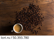 white cup coffee beans. Стоковое фото, агентство Ingram Publishing / Фотобанк Лори