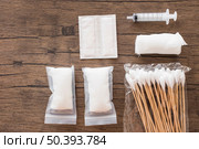 white medical cotton gauze bandage syringe pack cotton swab wooden table. Стоковое фото, агентство Ingram Publishing / Фотобанк Лори