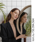 beautiful young female posing mirror. Стоковое фото, агентство Ingram Publishing / Фотобанк Лори