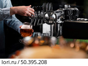 close up hand pouring beer. Стоковое фото, агентство Ingram Publishing / Фотобанк Лори
