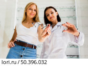 front view woman optician. Стоковое фото, агентство Ingram Publishing / Фотобанк Лори
