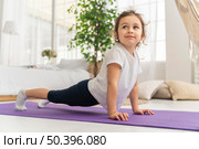 full shot girl training yoga mat. Стоковое фото, агентство Ingram Publishing / Фотобанк Лори