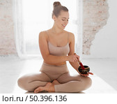 full shot woman holding bowl indoors. Стоковое фото, агентство Ingram Publishing / Фотобанк Лори