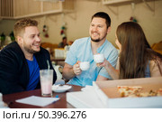 group friends meeting pizzeria. Стоковое фото, агентство Ingram Publishing / Фотобанк Лори