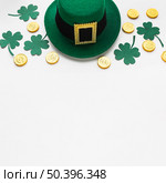 high angle clovers hat coins. Стоковое фото, агентство Ingram Publishing / Фотобанк Лори