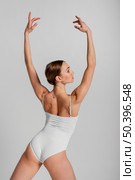 medium shot ballerina posing. Стоковое фото, агентство Ingram Publishing / Фотобанк Лори