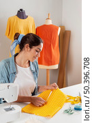 medium shot woman holding fabric. Стоковое фото, агентство Ingram Publishing / Фотобанк Лори
