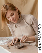 medium shot woman holding wire. Стоковое фото, агентство Ingram Publishing / Фотобанк Лори