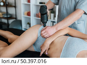 physiotherapist with woman equipment during physical therapy session. Стоковое фото, агентство Ingram Publishing / Фотобанк Лори