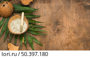 powder coconut shell with copy space. Стоковое фото, агентство Ingram Publishing / Фотобанк Лори