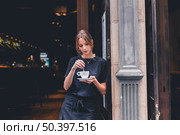 waitress stirring hot beverage. Стоковое фото, агентство Ingram Publishing / Фотобанк Лори