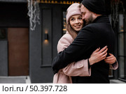 young couple outdoor hugging 6. Стоковое фото, агентство Ingram Publishing / Фотобанк Лори
