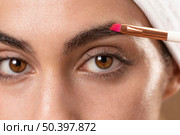 young woman taking care her eyebrows 2. Стоковое фото, агентство Ingram Publishing / Фотобанк Лори