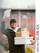 delivery male with packages 14. Редакционное фото, агентство Ingram Publishing / Фотобанк Лори