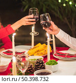 hands clinking wineglasses christmas dinner. Стоковое фото, агентство Ingram Publishing / Фотобанк Лори